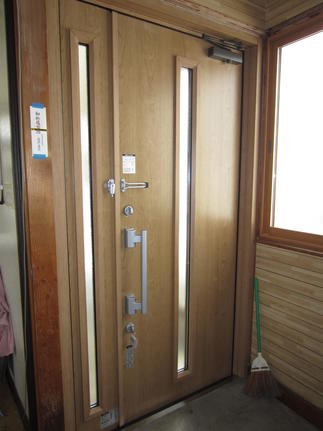 LIXIL TOSTEM　玄関ドアリシェント（中から）