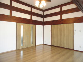 高い天井のリビングルーム