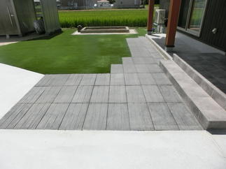 玄関アプローチとレンガ積みの花壇