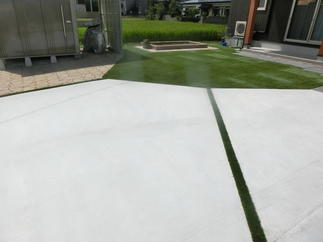 緑のラインが映えるコンクリート舗装