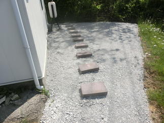 建物裏側へ向かうアプローチ