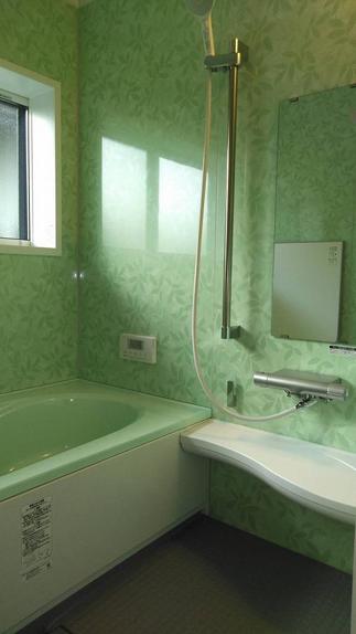 爽やかなグリーンのユニットバス