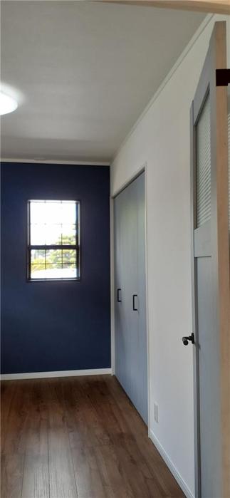 息子さんの部屋の建具とクロス