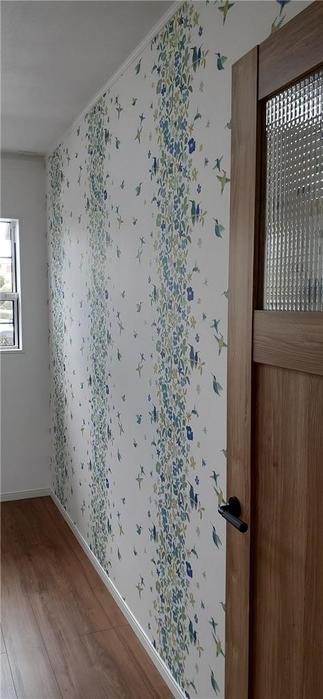 娘さんの部屋の建具とクロス