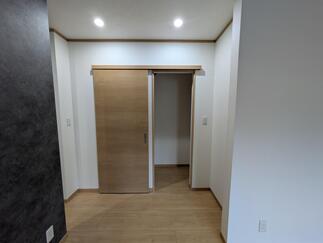 階段下のデッドスペースを利用した収納スペース