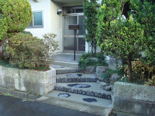 冬でも安心な玄関アプローチに