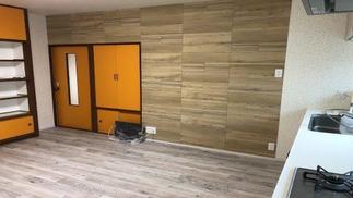 壁の一部にアクセントでエコカラットを施工しています。 エコカラットには消臭、調湿効果があります。