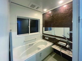 老後を考え、手摺や暖房設備が充実した浴室で、安心してゆったりとくつろげる空間となりました。