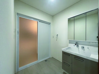 約0.7坪と手狭に感じていた洗面脱衣室。 既存小便器・収納部を解体し1坪に拡張し、衣服の着脱もノンストレスで行えますね。