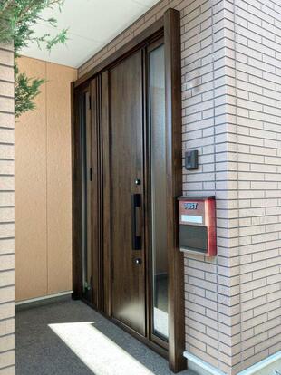 玄関ドアをリフォームしました