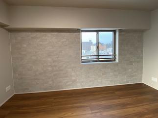 メインのリビングには高級感のある「ラフクォーツ」を。面積が大きいので全体的に暗くならないように、色はライトグレーで。