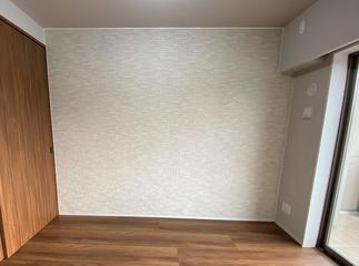 リビングと続きの洋室は「ランド＜土もの調＞」で温かみのある雰囲気に。