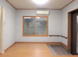 入ってすぐ店舗だったスペースを新しい玄関とリビングへ