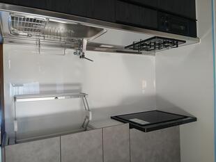 【古河市】真似したいグレーと木目のツートンカラーのキッチンです