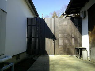 【古河市】縦格子の律動　光と影が織りなす上質な目隠し