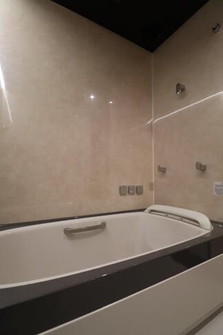 浴槽は、滑らかな感触を生む高い質感を誇る人造大理石「グランザ」