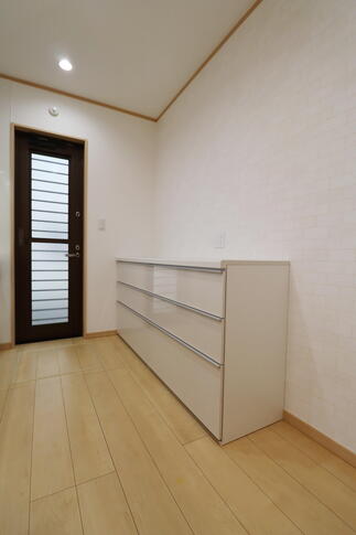 引出収納式のフロアキャビネット