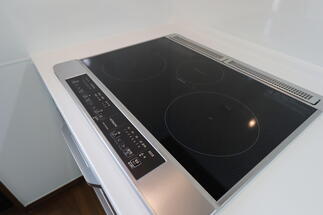 コンロはHITACHIの2口IHヒーター+1口クイックラジエントヒーター水なし両面焼きグリル