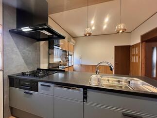 ブラックとグレーの落ち着いたキッチン