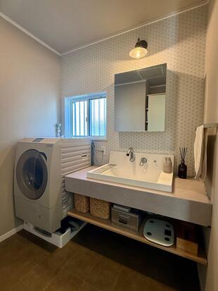 【洗面室リフォーム実例】LIXILカスタムバニティ×造作収納棚で叶える 