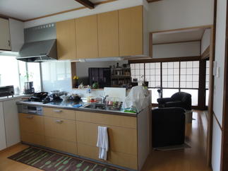 壁と食器棚を撤去して対面に。