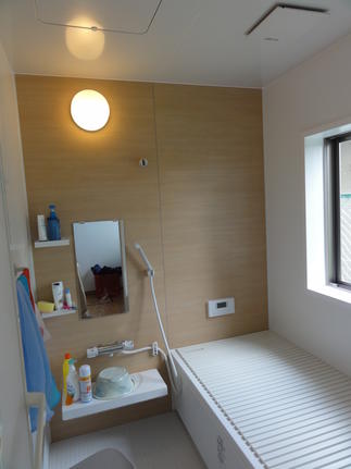 システムバスで伸び伸び入浴。