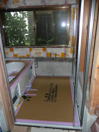 ユニットバス組立途中です