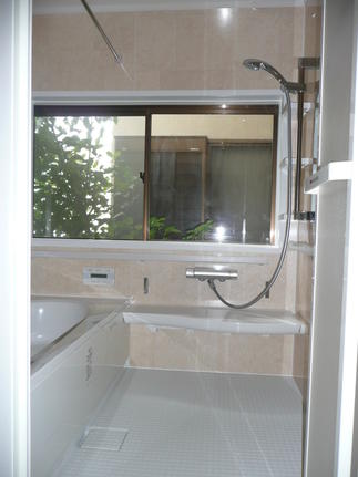 ユニットバスルーム「アライズ」できあがり！！　あとは窓の計測をし、後日内窓（インプラス）を付けて完成です(^^)