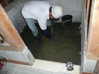 砕石→転圧→メッシュ配筋→土間コン打設