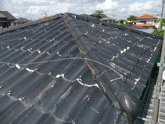 老朽化により、屋根材がはがれて白くなっています。