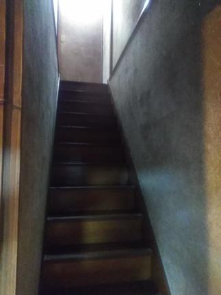 暗くて手すりの無い危険な階段