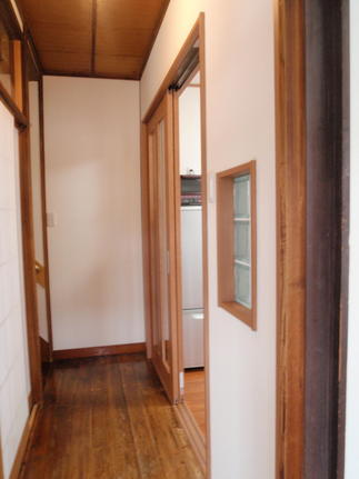 内装や建具を変えて明るい廊下へ