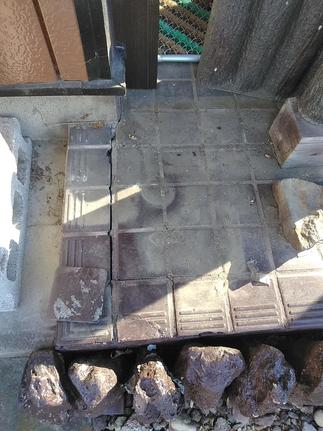 玄関ポーチタイルの傷んだタイルを補修しました。