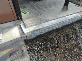 玄関ポーチタイルの傷んだタイルを補修しました。