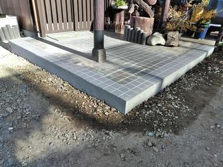 玄関ポーチタイルの傷んだタイルを補修しました。