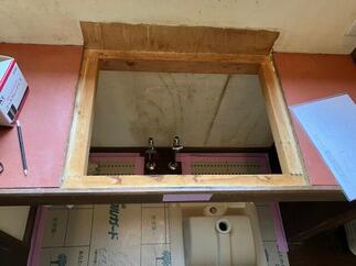 洗面器を外すと...