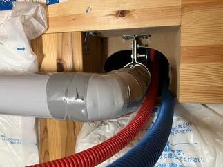 狭い空間での配管工事！