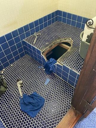 古い便器を撤去したところ