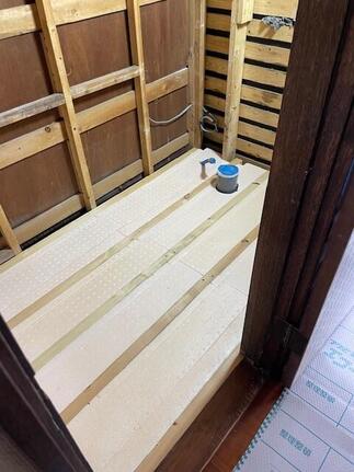 床の組みなおしを行いました