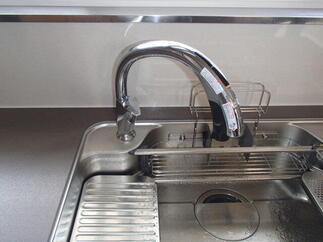 美しさと清潔さを保つ、浄水器内蔵のタッチレス水栓