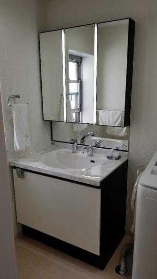 洗面台も向きを替え窓との取り合いも考慮。洗濯機排水もスッキリ接続しています。