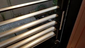 複層ガラスのサッシに加え可動ルーバー面格子を設置