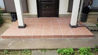 既存タイルを解体せずに重ね張りで大判タイルを施工でき、滑り止め効果があるので快適です。