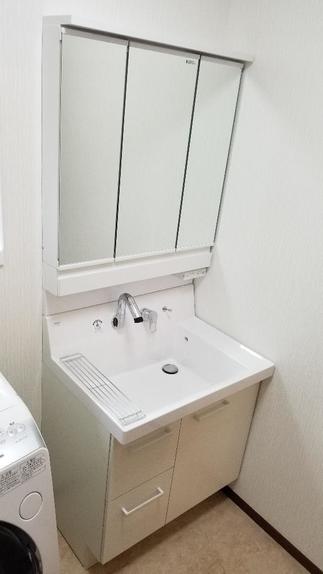 シンプルでも機能的な洗面化粧台。コットンなどの小物も入る機能的なミラーキャビネットです。