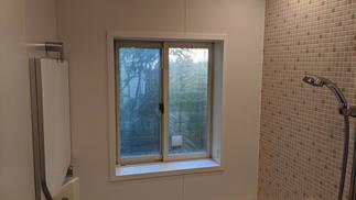 台形出窓も清掃性が悪く、単板ガラスをペアガラス化することで断熱を向上しています。