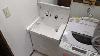 洗面台下部を引き出し化することで収納も見え易くなります。もちろん水栓は節湯式水栓を採用。