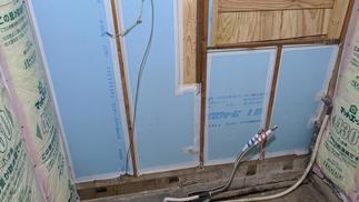 浴室解体後、外壁面に断熱材が無かった為、断熱材を敷き詰め気密テープにて全ての隙間を埋めました。