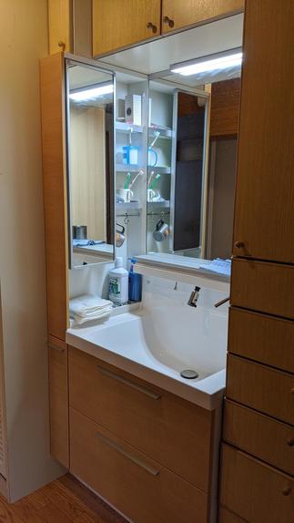 他社の洗面台収納を残して本体部分のみをLIXIL製品にしています。右のキャビネットは高さが合わないので大工加工により高さを変えました。