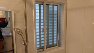 窓はペアガラス化。面格子は可動式ルーバーでプライバシーも保護します。