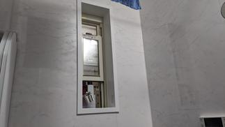 ルーバー窓をペアガラス化した上げ下げ窓に変更し断熱向上。